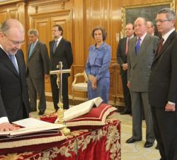 Sus Majestades los Reyes durante la jura del cargo de Juan Antonio Xiol